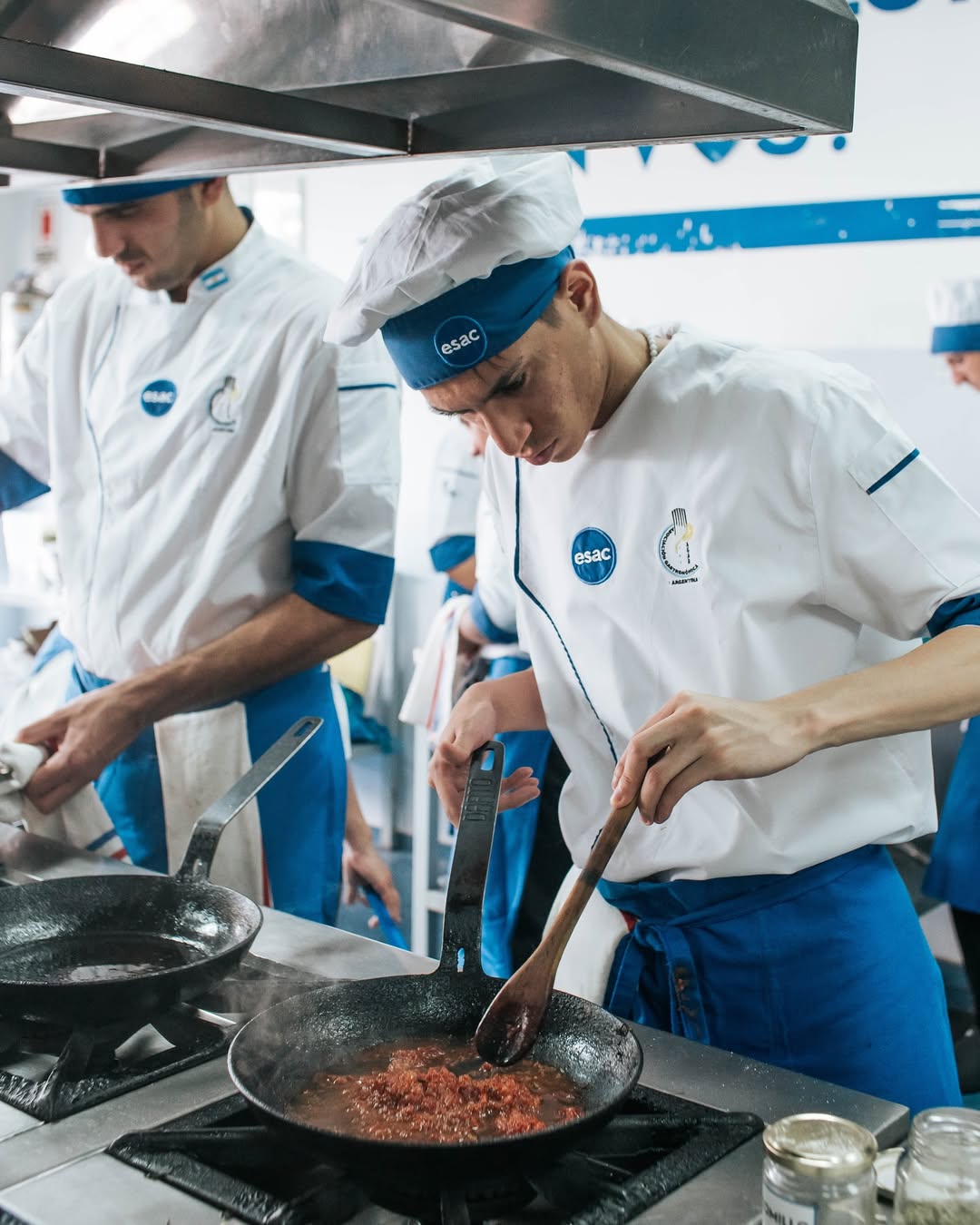 Alumnos ESAC cocinando