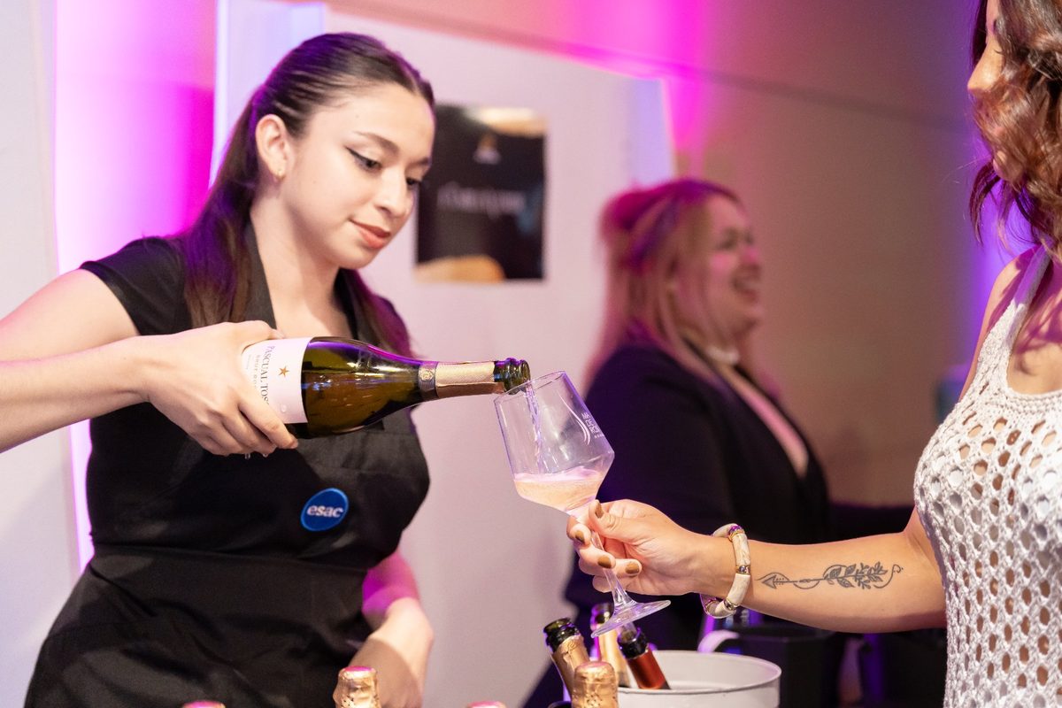 Alumna sirviendo champagne